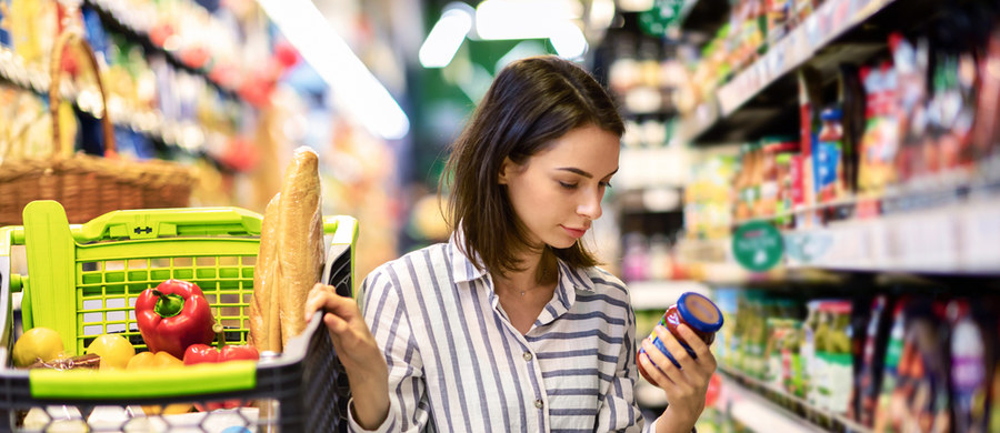 Wyeliminowanie cukru z diety wcale nie jest takie proste. I to nie tylko z tego powodu, że mocno uzależnia, ale również dlatego, że występuje w produktach, które z pozoru niewiele z cukrem mają wspólnego. Portal Medycyna Praktyczna przygotował listę „słodkich składników” dodawanych przez producentów żywności. 