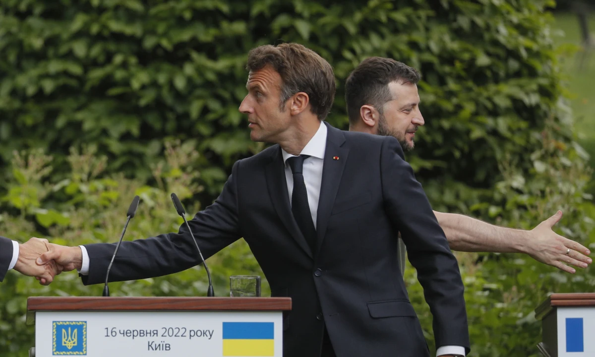 Za kulisami kanclerz Niemiec Olaf Scholz, prezydent Francji Emmanuel Macron i premier Włoch Mario Draghi naciskają na Ukrainę, by poszła na ustępstwa wobec Moskwy. Chcą rozwiązania pokojowego, które dla Zachodu będzie najbardziej opłacalne. Dla prezydenta Ukrainy Wołodymyra Zełenskiego ich wizyta w Kijowie może okazać się wstępem do koszmaru - komentuje dziennik "Die Welt".