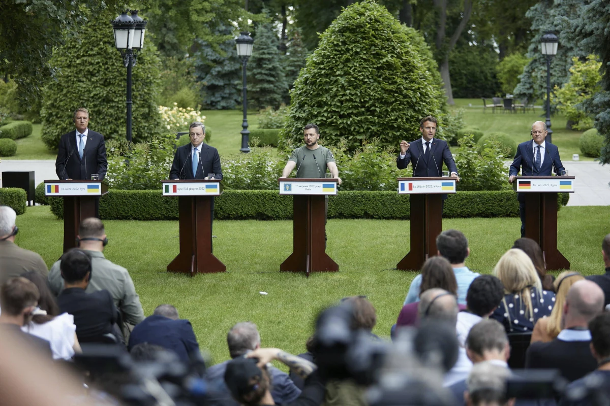 Wizyta w Kijowie prezydenta Francji Emmanuela Macrona, kanclerza Niemiec Olafa Scholza, premiera Włoch Mario Draghiego i prezydenta Rumunii Klausa Iohannisa była Ukrainie bardzo potrzebna. Europejscy przywódcy poparli jej kandydaturę do UE i wyrazili gotowość do dalszego przekazywania jej uzbrojenia. Czy rzeczywiście Ukraina teraz potrzebuje Unii Europejskiej? Co oznaczają w tej sytuacji gesty jednoczące ją ze Wspólnotą o tym z doktorem habilitowanym Kamilem Zajączkowskim, Dyrektorem Centrum Europejskiego Uniwersytetu Warszawskiego w radiu RMF24 rozmawiał Marcin Jędrych