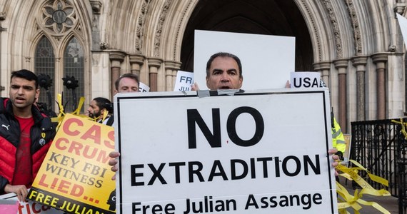 Brytyjski rząd zgodził się na ekstradycję Juliana Assange'a - założyciela portalu WikiLeaks - do USA, gdzie czeka go proces w związku z oskarżeniami o szpiegostwo i ujawnienie tajnych informacji.
