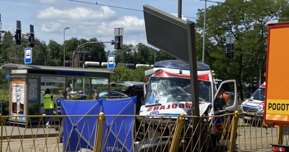Jedna osoba zginęła na miejscu, a cztery zostały ranne w wyniku wypadku na szczecińskim Placu Szyrockiego. W wypadku brała udział karetka pogotowia ratunkowego.