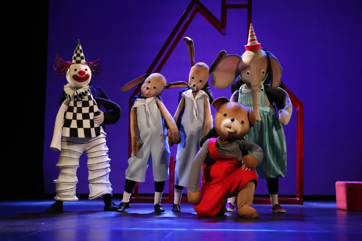 Na prapremierę spektaklu o Misiu Uszatku, opartego na nowej sztuce Macieja Wojtyszki, zaprasza w piątek Teatr Lalek Arlekin im. Henryka Ryla. W teatralnej galerii będzie można obejrzeć wystawę "24 klatki na sekundę. Opowieść o dobranocce”, poświęconą polskim animacjom dla dzieci.