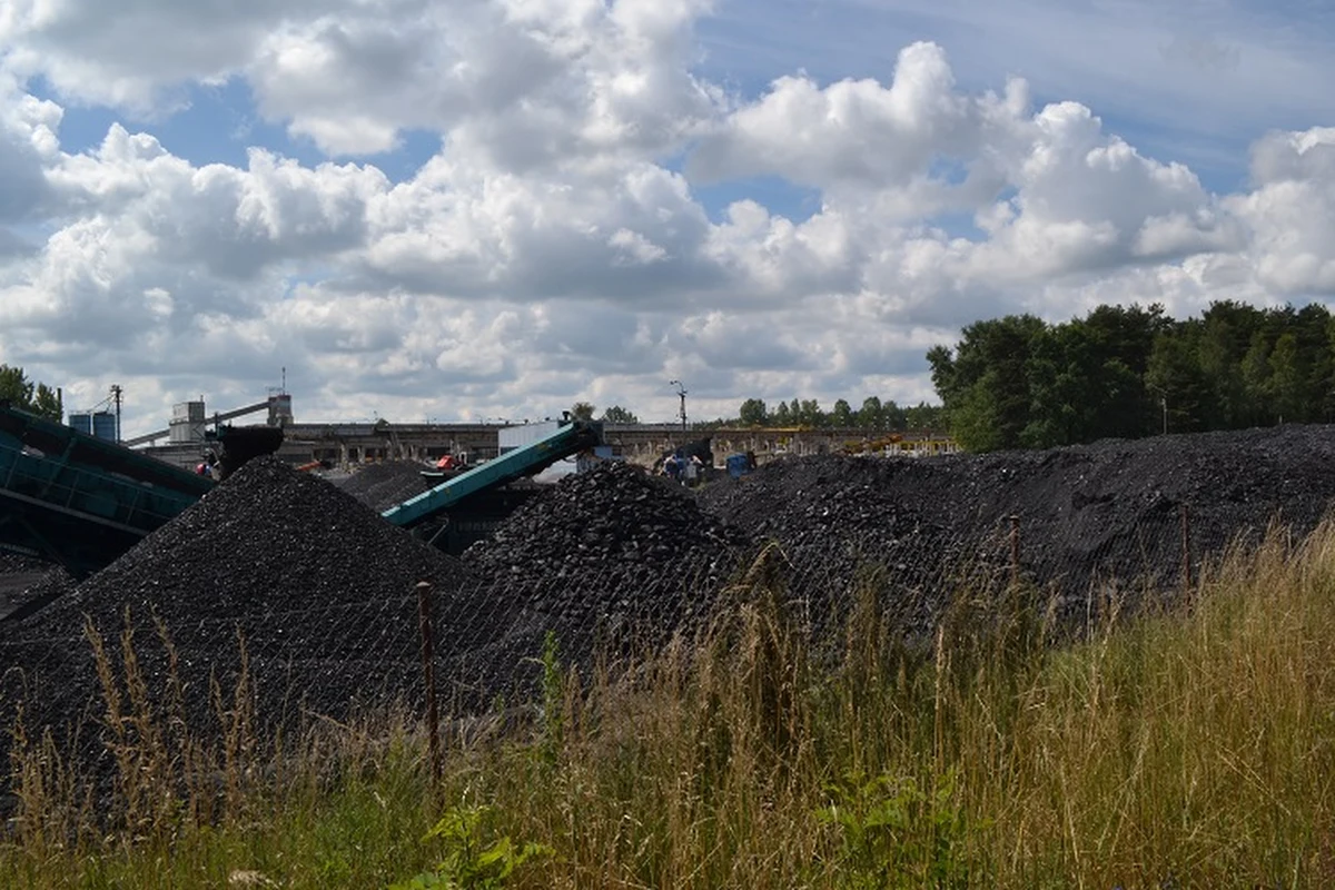 W piątek do Sejmu trafił rządowy projekt ustawy o dopłatach do węgla. Przewiduje 3 mld złotych na rekompensaty dla sprzedawców węgla po regulowanej cenie. W 2021 roku liczba gospodarstw domowych wykorzystujących ten surowiec wynosiła w Polsce ponad cztery miliony. 