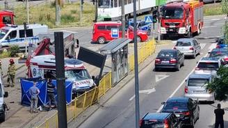 Szczecin: Karetka uderzyła w przystanek tramwajowy. Zginęła kobieta