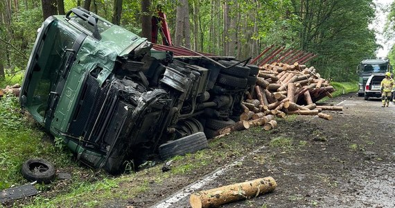 Samochód osobowy zderzył się czołowo z ciężarówką na drodze krajowej nr 39 w Piotrówce (woj. wielkopolskie). W wyniku wypadku zginął 36-latek z powiatu namysłowskiego kierujący osobówką.