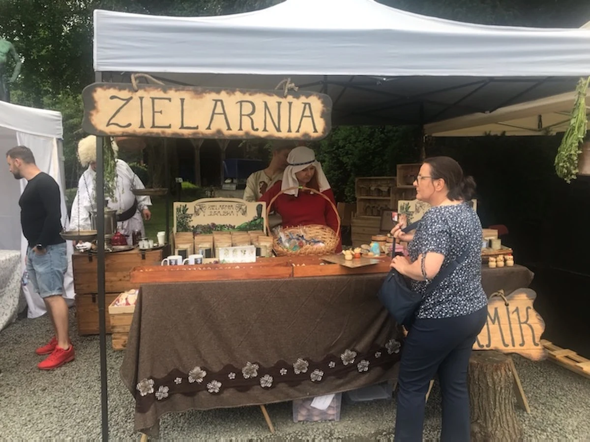 Tłumy turystów oblegają Zamek Czocha na Dolnym Śląsku. Wszystko za sprawą festiwalu Twierdza Smaków. Spróbować można potraw, których na co dzień nie spotykamy na polskich stołach.