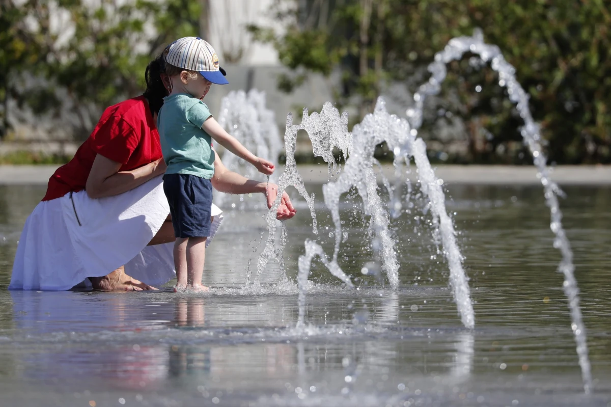 Weekend przyniesie pierwsze w tym roku upały. W wielu miejscach temperatura przekroczy 30 st. C. Niestety synoptycy ostrzegają również przed burzami, zwłaszcza w niedzielę na północy kraju.