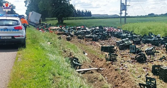 Do nietypowego zdarzenia drogowego doszło w piątek w Ignasinie w powiecie krasnostawskim. Kierowca ciężarówki z towarem w postaci ok. 200 transporterów piwa zjechał do rowu i doprowadził do rozrzucenia zaopatrzenia.