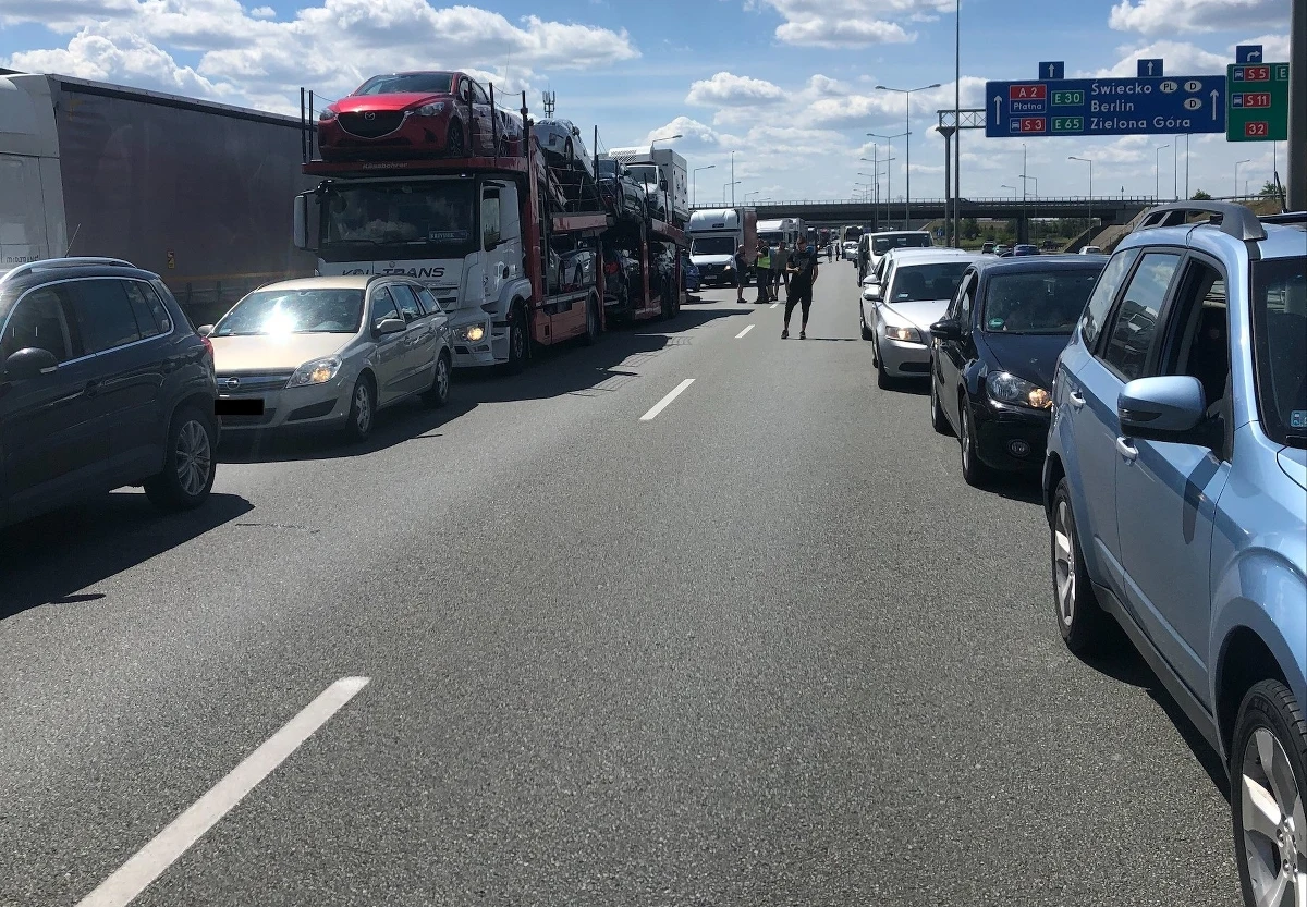 W rejonie Poznania na autostradzie A2, między węzłami Zachód i Komorniki, zderzyły się dwa samochody osobowe. Jezdnia w kierunku Warszawy była zablokowana przez kilkadziesiąt minut, ruch został przywrócony po godzinie 16.