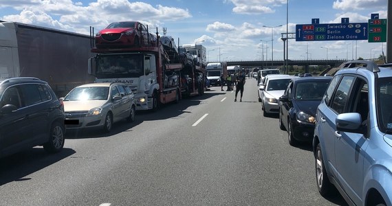 W rejonie Poznania na autostradzie A2, między węzłami Zachód i Komorniki, zderzyły się dwa samochody osobowe. Jezdnia w kierunku Warszawy była zablokowana przez kilkadziesiąt minut, ruch został przywrócony po godzinie 16.
