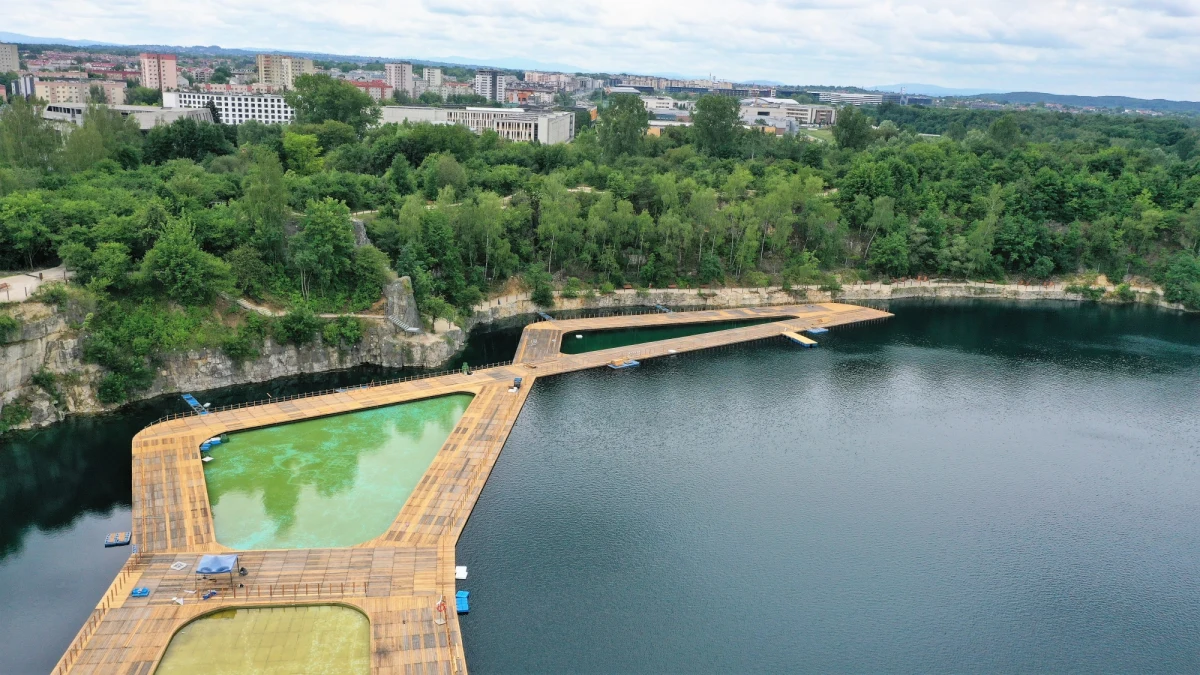 Zakrzówek to dla mieszkańców Krakowa popularne miejsce spacerów, to poprzemysłowy teren, na którym znajduje się nieczynny kamieniołom wapienia. Kamieniołom należał do Krakowskich Zakładów Sodowych Solvay, ostatecznie prace w wyrobisku zakończono w 1992 roku. Poziom wody jest równy poziomowi Wisły, a głębokość sięga ponad 30 metrów. Zakrzówek jest również jednym z najpopularniejszych miejsc do nurkowania.