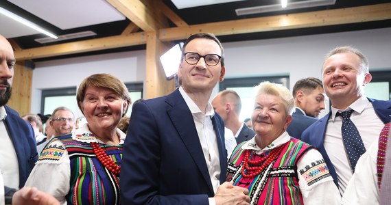 "Inflacja nie odejdzie jak za dotknięciem czarodziejskiej różdżki. Rząd PiS będzie robił wszystko, żeby z nią walczyć" – powiedział w Opocznie premier Mateusz Morawiecki. "Wprowadzamy w tym celu działania osłonowe: obniżony VAT na niektóre produkty i paliwo, dopłaty do węgla i dodatek za drogą energię" – dodał polityk. 