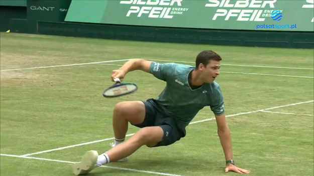 Hubert Hurkacz wygrał z Felixem Auger-Aliassime w ćwierćfinale turnieju ATP w Halle 7:6 (7-2), 7:6 (7-4). Zwycięzca o finał zagra w sobotę z Nickiem Kyrgiosem.