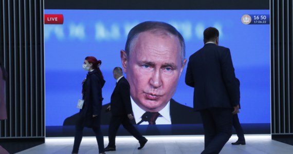 "Ekonomiczny blitzkrieg przeciwko Rosji od samego początku nie miał szans na powodzenie" – powiedział Władimir Putin podczas dorocznego Międzynarodowego Forum Ekonomicznego w Petersburgu. Przemówienie prezydenta Rosji zostało opóźnione o godzinę. Powodem, jak poinformował Reuters, powołując się na komunikat Kremla, był atak cybernetyczny. Media piszą także, że po swoim wystąpieniu rosyjski przywódca wziął udział w dyskusji, podczas której miał skomentować możliwość wejścia Ukrainy do Unii Europejskiej.  