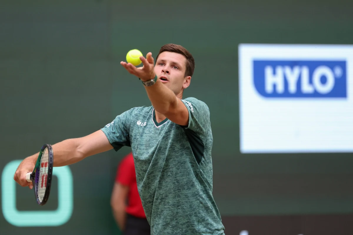 Hubert Hurkacz awansował do półfinału tenisowego turnieju ATP na trawiastych kortach w Halle (pula nagród 2,135 mln euro). W piątek pokonał Kanadyjczyka Felixa Augera-Aliassime'a 7:6 (7-2), 7:6 (7-4).