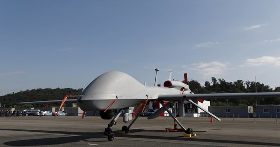 Plany sprzedaży Ukrainie przez administrację prezydenta Joe Bidena czterech dużych, uzbrojonych dronów, Gray Eagle, zostały wstrzymane. Podyktowały to obawy, że zaawansowany sprzęt może wpaść w ręce wroga.