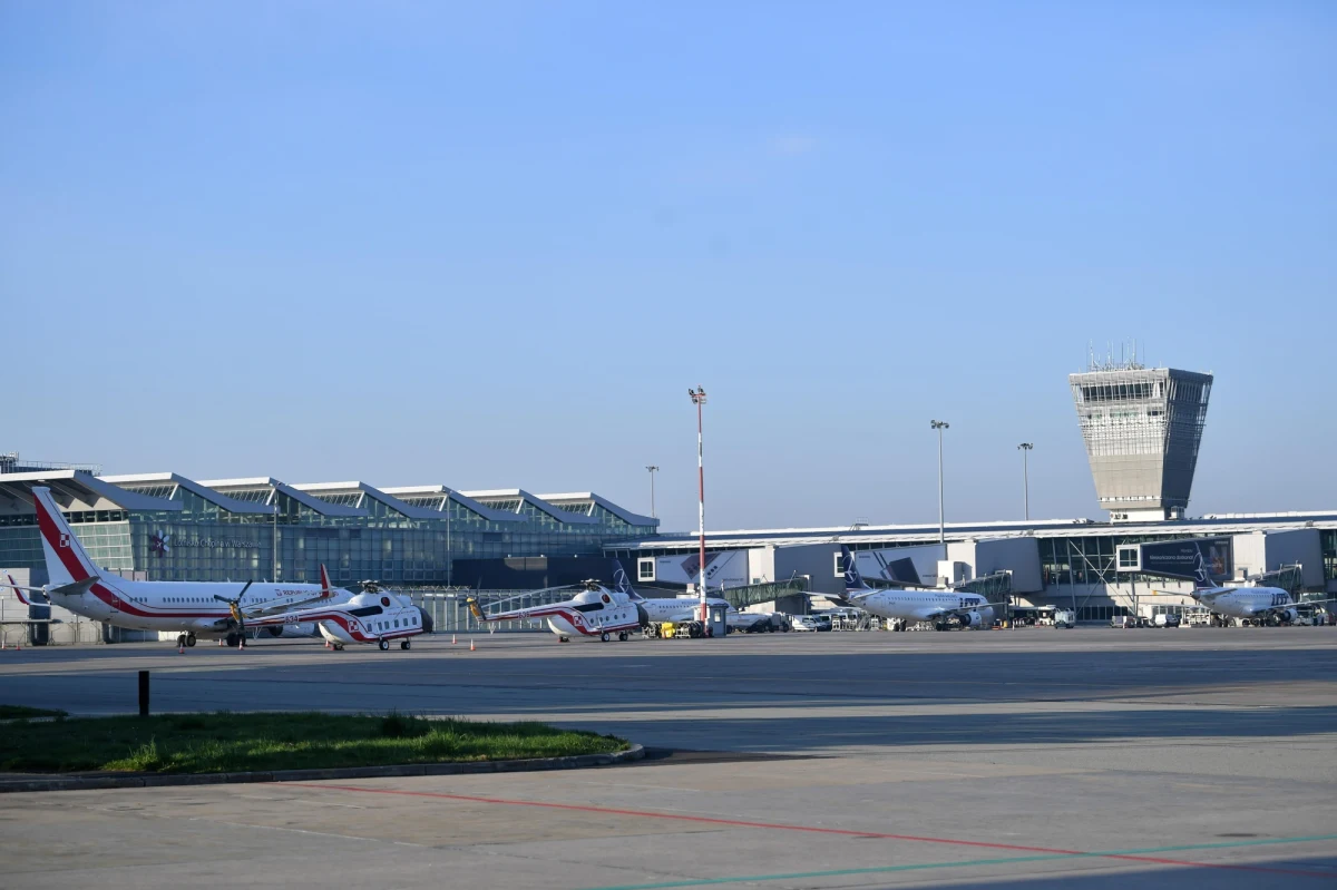 "PLL LOT na bieżąco monitorują sytuację na europejskich lotniskach; w przypadku ograniczenia przepustowości danego portu, rozkład lotów zostanie dostosowany do jego możliwości operacyjnych" - zaznacza biuro prasowe przewoźnika w komunikacie. "Lotnisko Chopina nie zauważa większych problemów dot. obsługi pasażerów" - podkreślono. 