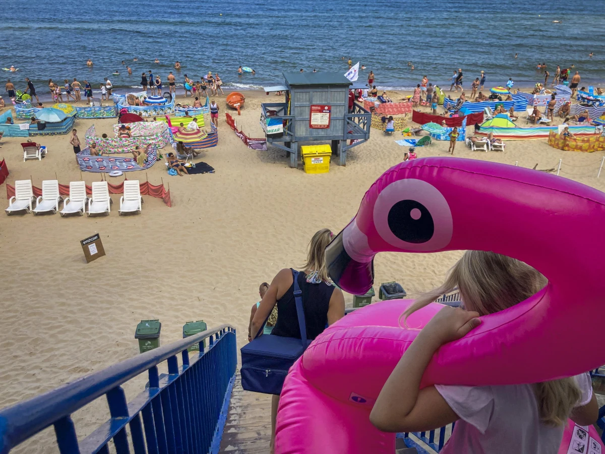 We wtorek 21 czerwca o godzinie 11.14 zacznie się astronomiczne lato. Letnie noce to okazja do spojrzenia w niebo i podziwiania planet oraz innych obiektów niebieskich: ustawionych w jednej linii Marsa, Jowisza i Saturna, trzech jasnych gwiazd zwanych Trójkątem Letnim, czy "spadających gwiazd".