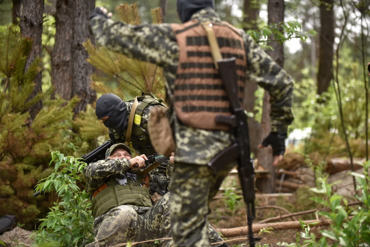 Chemikalia w zakładach Azot w Siewierodoniecku na Ukrainie grożą nie tylko życiu setek ukrywających się tam cywilów, ale też katastrofą ekologiczną dla całego regionu; wybuch mógłby zniszczyć całe miasto - powiedział stacji Sky News Petro Kuzyk, dowódca batalionu broniącego Siewierodoniecka przed wojskami rosyjskimi.