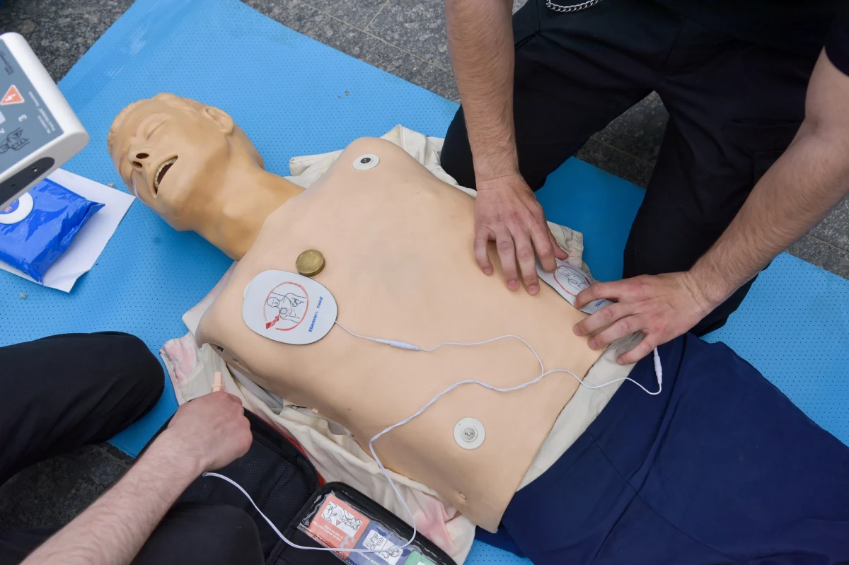 Przed nami czas wakacyjnego wypoczynku. Warto zachować zdrowy rozsądek podczas urlopowego szaleństwa, żeby z wakacji zostały nam tylko dobre wspomnienia. Przygotowaliśmy dla Was poradnik, co zrobić w przypadku konieczności udzielenia pierwszej pomocy, jak zachować się, jeżeli ktoś dozna udaru, czy omdlenia, jak postępować w przypadku zwichnięć, czy złamań. 