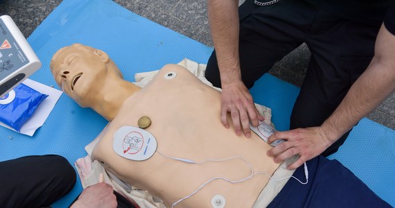 Przed nami czas wakacyjnego wypoczynku. Warto zachować zdrowy rozsądek podczas urlopowego szaleństwa, żeby z wakacji zostały nam tylko dobre wspomnienia. Przygotowaliśmy dla Was poradnik, co zrobić w przypadku konieczności udzielenia pierwszej pomocy, jak zachować się, jeżeli ktoś dozna udaru, czy omdlenia, jak postępować w przypadku zwichnięć, czy złamań. 