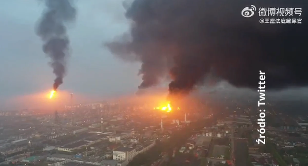 Potężny pożar wybuchł w sobotę nad ranem czasu miejscowego w zakładzie Sinopec Shanghai Petrochemical, jednej z największych firm petrochemicznych Chin. Jak podała agencja prasowa Xinhua - jedna osoba zginęła, a jedna odniosła obrażenia.