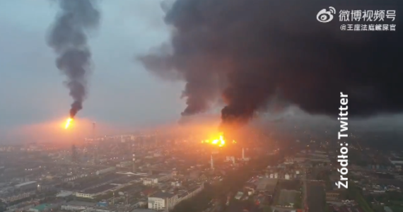 Potężny pożar wybuchł w sobotę nad ranem czasu miejscowego w zakładzie Sinopec Shanghai Petrochemical, jednej z największych firm petrochemicznych Chin. Jak podała agencja prasowa Xinhua - jedna osoba zginęła, a jedna odniosła obrażenia.