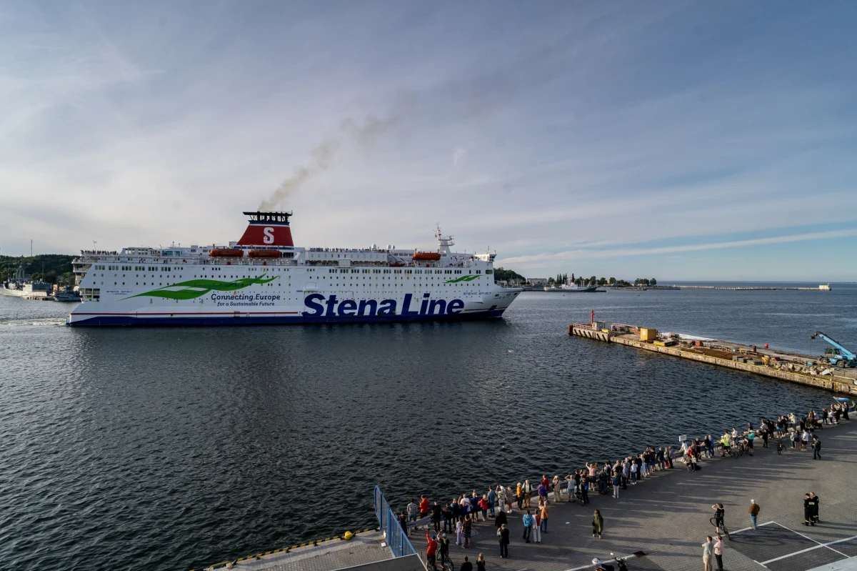 Zgodnie z rozkładem, w piątek o godzinie 19:30 w pierwszy rejs z nowego Publicznego Terminala Promowego w Gdyni wypłynął statek Stena Spirit. Na pokład  zabrał około 600 pasażerów, 140 samochodów osobowych oraz 40 ciężarówek. Dzisiaj wieczorem kolejne wypłynięcie. 

