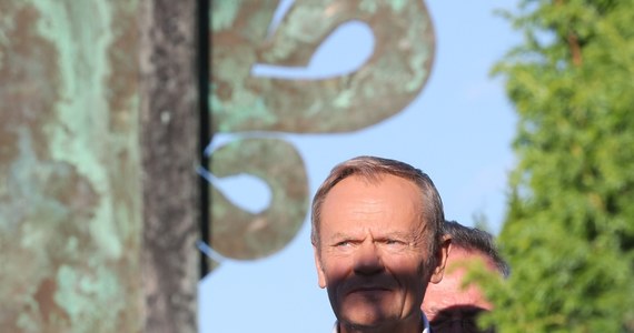 Lider PO Donald Tusk skrytykował "sojusz ołtarza z tronem", z którym jego zdaniem mamy teraz do czynienia. "Chcielibyśmy, żeby ludzie idąc do kościoła, nie mieli wrażenia, że idą do biura poselskiego PiS" - mówił. Przestrzegał również, że PiS może chcieć wprowadzić zakaz rozwodów.
