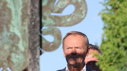 Tusk: Ludzie idąc do kościoła, nie mogą mieć wrażenia, że idą do biura PiS