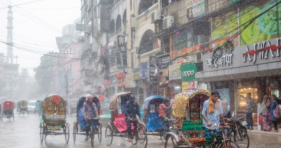 Co najmniej 41 osób zginęło w wywołanych ulewnymi monsunowymi deszczami powodziach i osuwiskach ziemi w Bangladeszu i Indiach - przekazały lokalne władze. Powodzie w Bangladeszu dotknęły ponad 4 mln osób. Według meteorologów ulewy potrwają co najmniej do niedzieli.