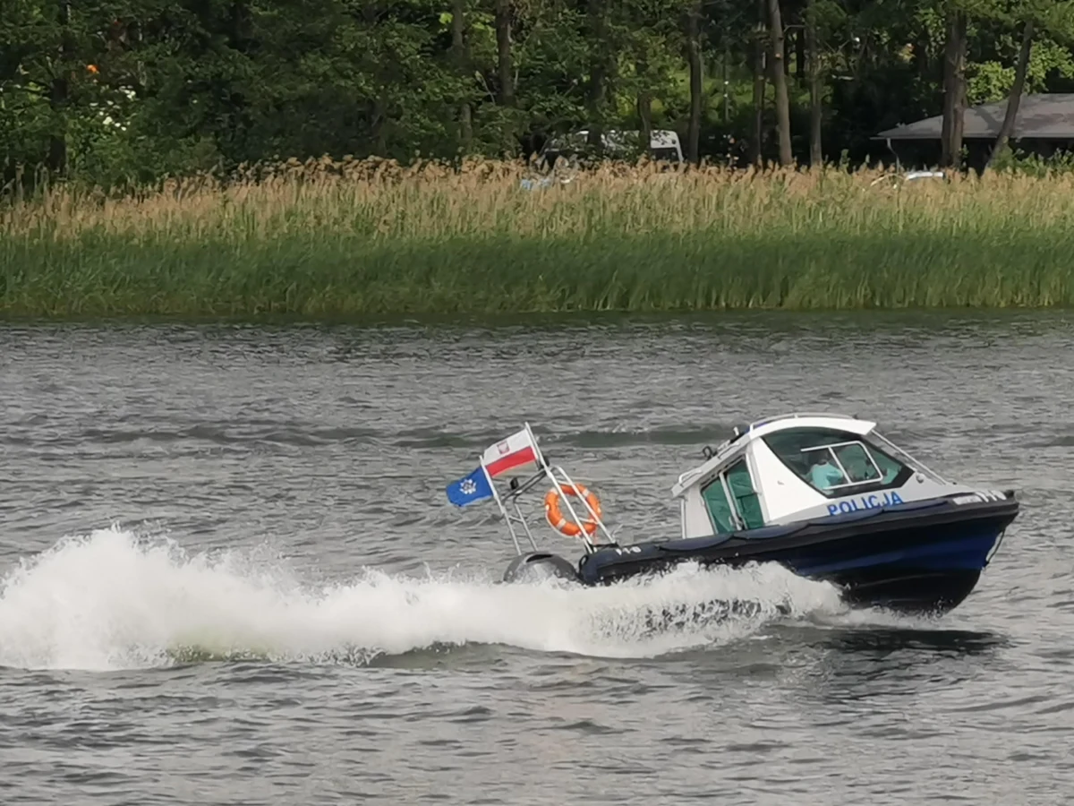 Zderzenie motorówki z żaglówką na jeziorze Bełdany na Mazurach. Ranne zostały dwie osoby płynące żaglówką. Mężczyzna i kobieta mają uraz głowy. Przewieziono ich do szpitala.