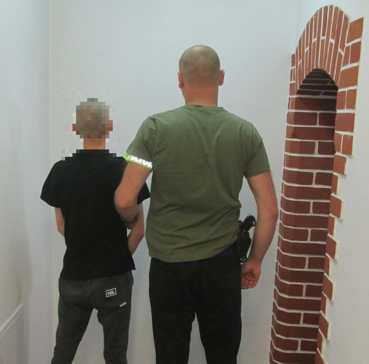 Policjanci z Nowej Rudy w woj. dolnośląskim zatrzymali 17-latka, który na terenie szkoły zmusił 15-letniego chłopca do oddania markowej odzieży i telefonu komórkowego. W miejscu zamieszkania młodego mężczyzny znaleziono dodatkowo 20 porcji amfetaminy. W czasie zatrzymania agresywny nastolatek groził pobiciem funkcjonariuszy. Najbliższe 3 miesiące spędzi za kratami. 