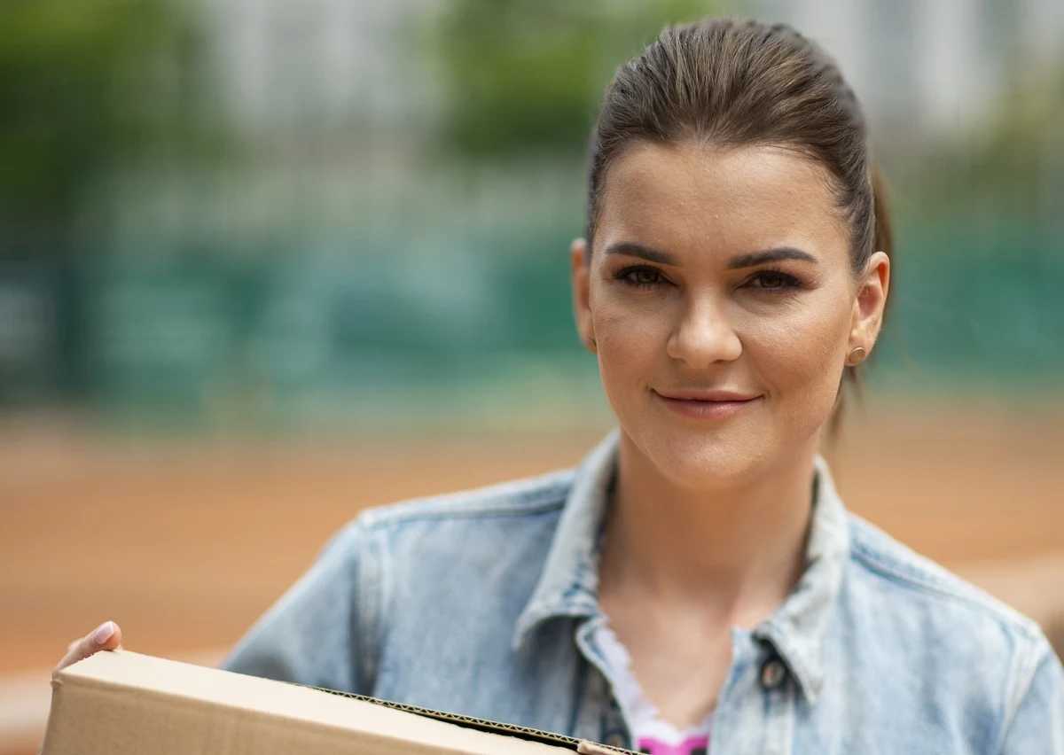 Trwa Solidarna Paczka - specjalna edycja Szlachetnej Paczki skierowana do rodzin uchodźczych, które uciekły przed wojną w Ukrainie. W pomoc zaangażowały się utytułowane polskie tenisistki. Agnieszka i Ula Radwańskie przygotowują Solidarną Paczkę dla rodziny pani Anastasii z Mariupola. Ty też masz szansę pomóc - to ostatnia chwila, bo Weekend Cudów, podczas którego pomoc trafi do potrzebujących, już 25-26 czerwca. Wejdź na www.szlachetnapaczka.pl, wybierz rodzinę i wspólnie z bliskimi czy znajomymi z pracy przygotuj paczkę z pomocą, która odpowiada na konkretne, aktualne potrzeby.