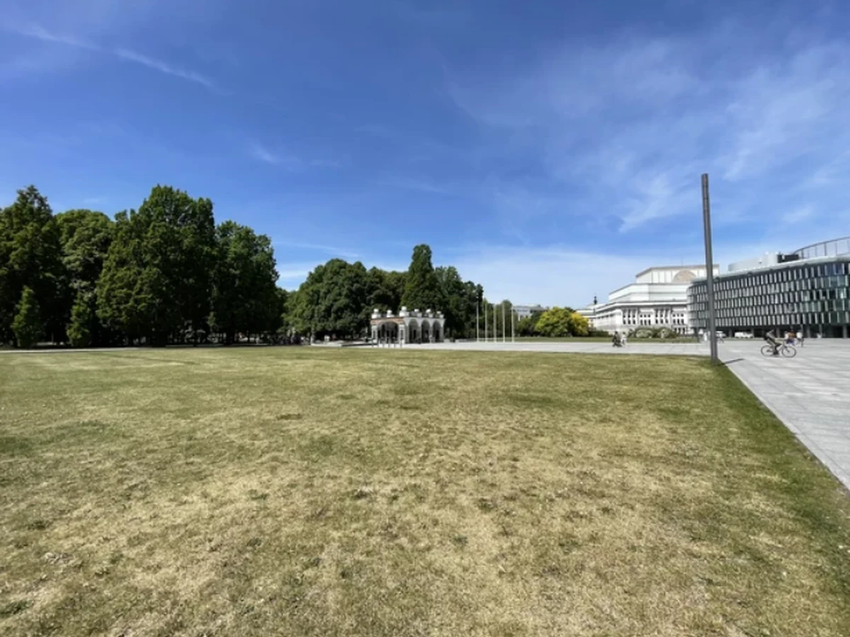 1,4 mln złotych - tyle kosztowało do tej pory utrzymanie spółki, która ma się zajmować odbudową w Warszawie Pałacu Saskiego, Pałacu Bruhla oraz kamienic przy ulicy Królewskiej. Spółkę powołano pod koniec ubiegłego roku, po tym jak Sejm głosami PiS przyjął prezydencką ustawę w tej sprawie. Pałac Saski ma być gotowy za osiem lat. 