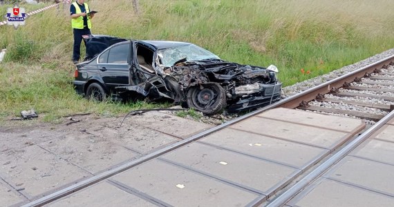 Kierowca auta osobowego wjechał na przejeździe kolejowym w Trawnikach (Lubelskie) w pociąg relacji Chełm - Lublin. Po zderzeniu, 30-letni kierujący i 18-letnia pasażerka uciekli pieszo z miejsca wypadku. Po dwóch godzinach zostali znalezieni przez policję. Nie odnieśli żadnych obrażeń.