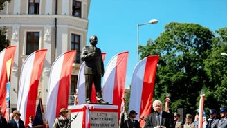 Jarosław Kaczyński w Tarnowie odsłonił pomnik brata. W tle protesty