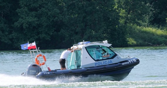 Ośmioletnia dziewczynka jest poszukiwana na jeziorze Tałty. Trwa tam akcja ratunkowa po tym, jak przewróciła się łódź z 7 osobami na pokładzie. Pozostałych poszkodowanych podjęto z wody.