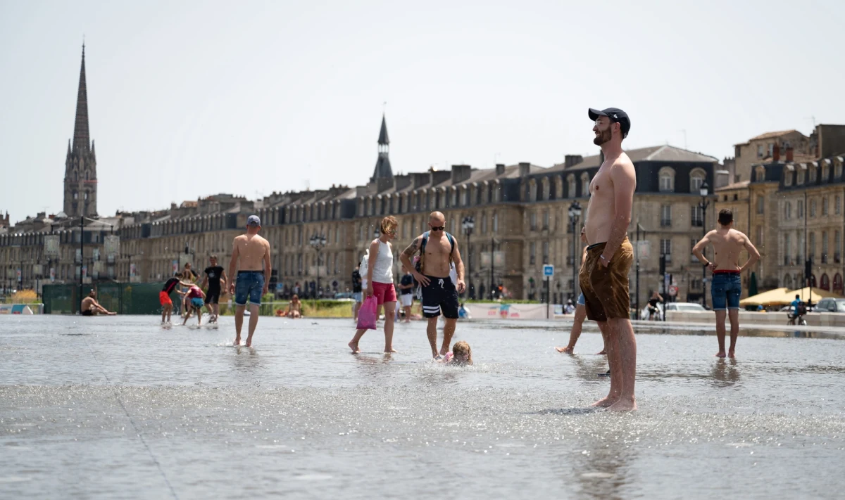 Masowe imprezy plenerowe w niektórych częściach Francji zostały zakazane ze względu na falę upałów, z którą boryka się kraj. Gdzieniegdzie temperatura przekroczy 40 stopni Celsjusza.