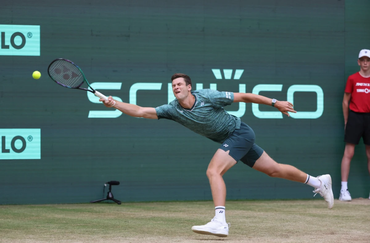 Hubert Hurkacz pokonał Australijczyka Nicka Kyrgiosa 4:6, 7:6 (7-2), 7:6 (7-4) i awansował do finału tenisowego turnieju ATP na trawiastych kortach w Halle (pula nagród 2,135 mln euro). Rywalem Polaka w niedzielę będzie lider światowego rankingu Rosjanin Daniił Miedwiediew.