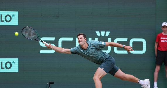 Hubert Hurkacz pokonał Australijczyka Nicka Kyrgiosa 4:6, 7:6 (7-2), 7:6 (7-4) i awansował do finału tenisowego turnieju ATP na trawiastych kortach w Halle (pula nagród 2,135 mln euro). Rywalem Polaka w niedzielę będzie lider światowego rankingu Rosjanin Daniił Miedwiediew.