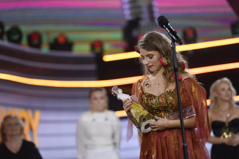 Karolina Lizer podczas tegorocznego konkursu "Premier" na Festiwalu w Opolu zgarnęła Nagrodę im. Karola Musioła od publiczności, a także statuetkę od jury. Kim jest wokalistka, która zachwyciła Polskę?

