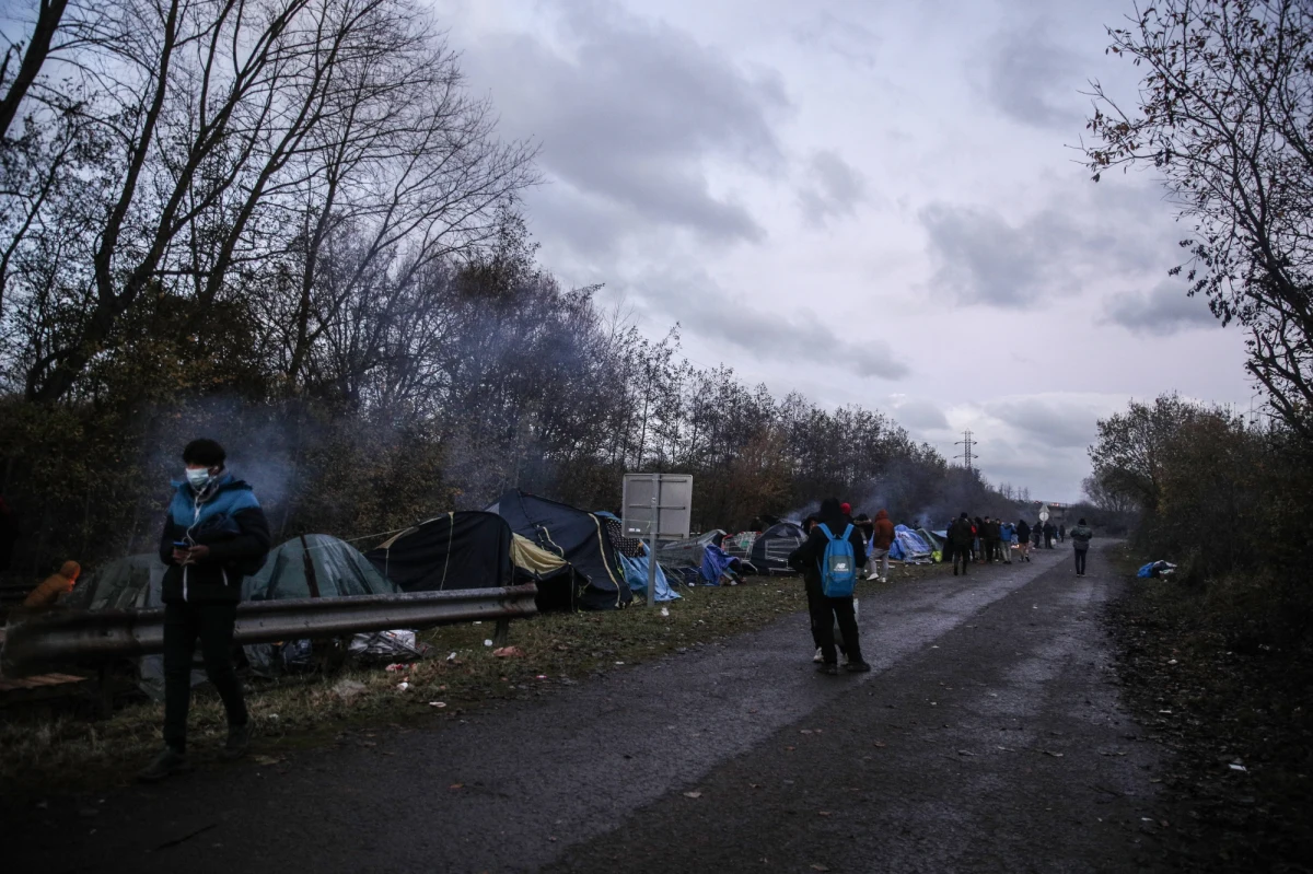 Część osób ubiegających się o azyl w Wielkiej Brytanii, które nielegalnie dostały się do tego kraju przez kanał La Manche - w łodziach lub w ciężarówkach - zostanie poddana dozorowi elektronicznemu w ramach pilotażowego programu uruchomionego przez brytyjskie MSW.