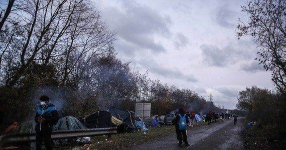 Część osób ubiegających się o azyl w Wielkiej Brytanii, które nielegalnie dostały się do tego kraju przez kanał La Manche - w łodziach lub w ciężarówkach - zostanie poddana dozorowi elektronicznemu w ramach pilotażowego programu uruchomionego przez brytyjskie MSW.