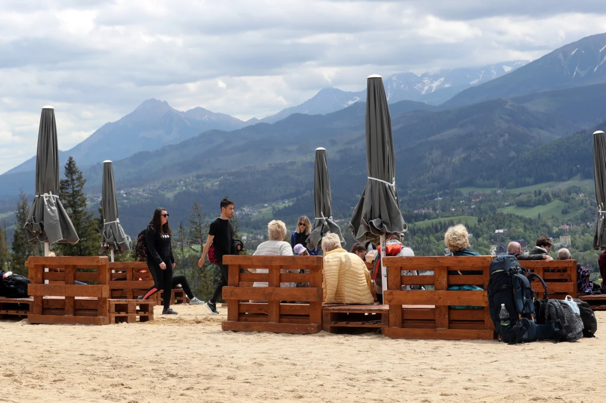Tłumy turystów spędzają długi weekend w Tatrach. Niestety nie obyło się bez wypadków. Tylko wczoraj ratownicy Tatrzańskiego Ochotniczego Pogotowia Ratunkowego udzielili pomocy 15 osobom, wykorzystując także śmigłowiec.