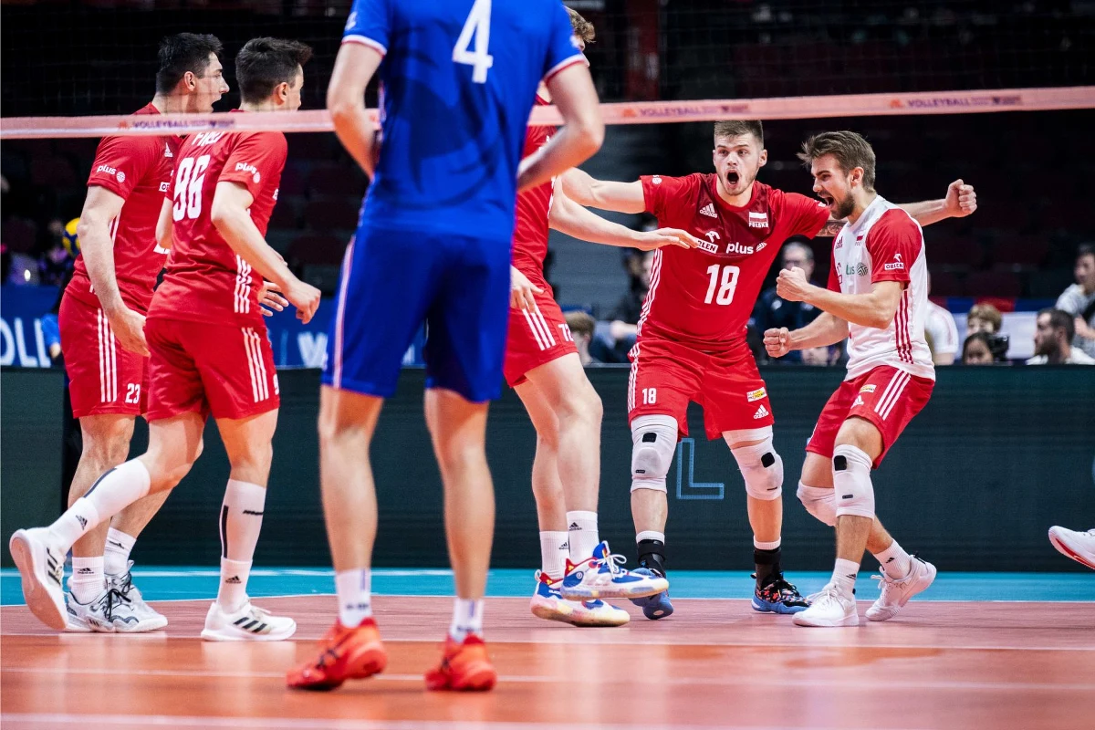 Trener siatkarzy Nikola Grbić podał listę zawodników, którzy będą reprezentować Polskę na turnieju Ligi Narodów w Sofii. W Bułgarii zobaczymy m.in. Bartosza Kurka.