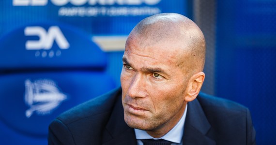 "Chcę kontynuować karierę. Wciąż jest we mnie ogień" - powiedział były trener piłkarzy Realu Madryt Zinedine Zidane w programie telewizyjnym Telefoot. Od roku słynny "Zizou" pozostaje bez pracy po rozstaniu z "Królewskimi", z którymi trzykrotnie wygrał Ligę Mistrzów.