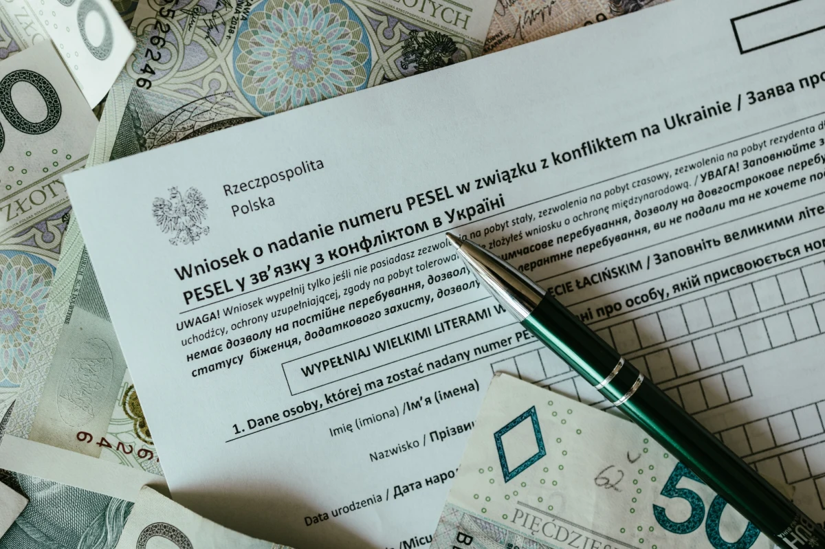 Od wtorku uchodźcy chcący otrzymać PESEL w Poznaniu będą obsługiwani wyłącznie w siedzibie Wydziału Spraw Obywatelskich urzędu miasta. Z powodu mniejszej liczby składanych wniosków, magistrat zamknął dodatkowy punkt obsługi Ukraińców zorganizowany w jednej z galerii handlowych.