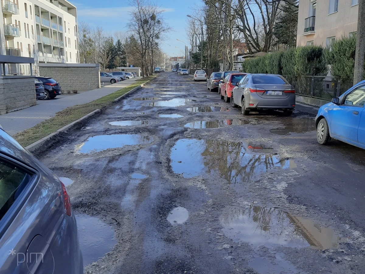 W poniedziałek (20 czerwca) rozpocznie się przebudowa ul. Heweliusza na Grunwaldzie. Na odcinku między ul. Palacza a ul. Belwederską, który obecnie jest drogą gruntową, pojawi się nowa nawierzchnia, chodniki, zjazdy do posesji, kanalizacja deszczowa, oświetlenie oraz nowe nasadzenia zieleni. W trakcie prowadzenia prac w tym rejonie obowiązywać będzie zmieniona organizacja ruchu.   