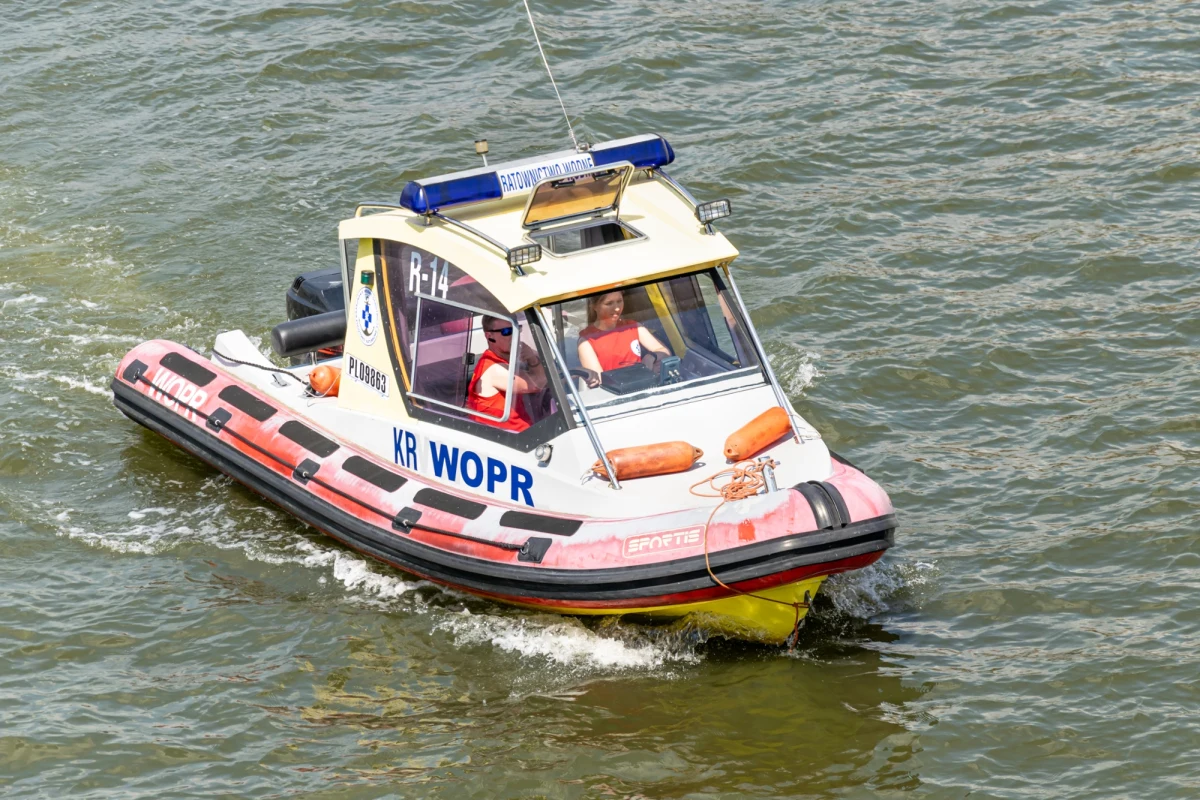 Piękna pogoda i fala upałów w dobiegający końca długi weekend zachęciła wiele osób do wypoczynku nad wodą. Niestety, nie dla wszystkich zakończył się on szczęśliwie. Ratownicy przypominają o zasadach bezpiecznego wypoczynku nad wodą, które mogą uratować życie.